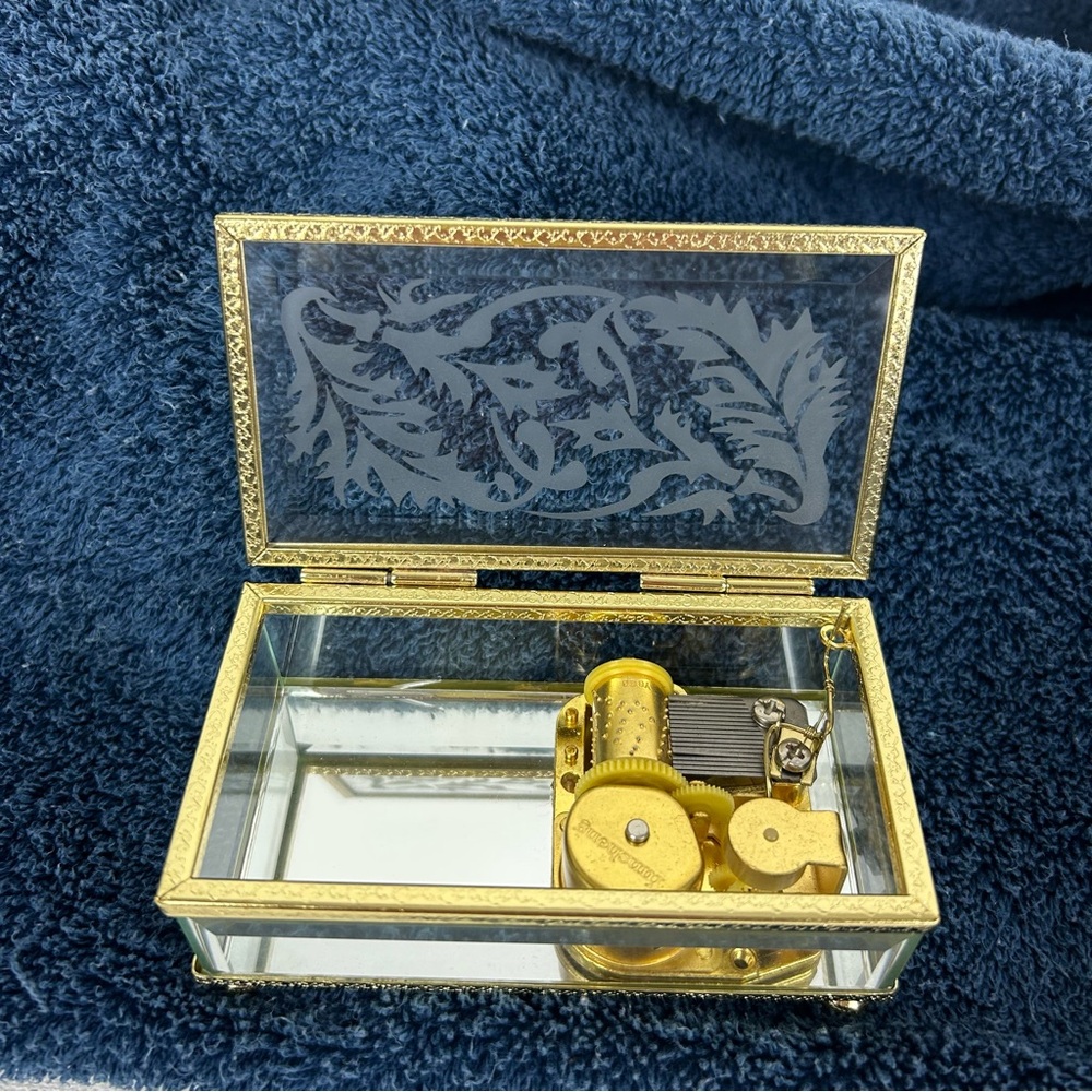 Avon NOS VTG '2000' Beveled Glass Music Box with Etched Design